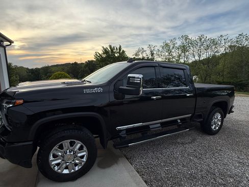 Used 2024 Chevrolet Silverado 3500 High Country w/ High Country Premium Package AWD/4WD image 2
