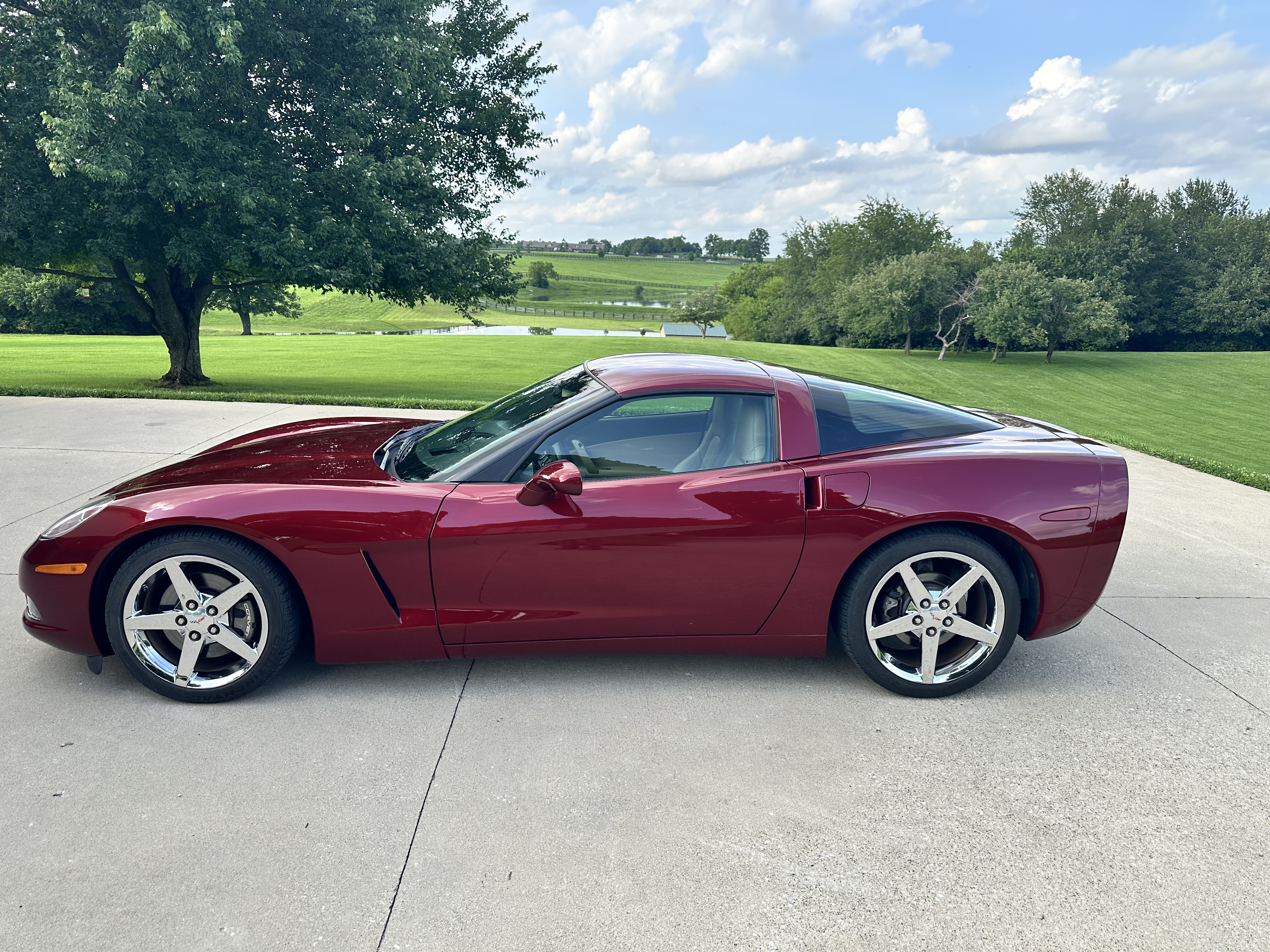 Used 2007 Chevrolet Corvette Coupe w/ Preferred Equipment Group RWD image 2