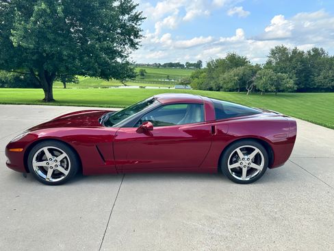 Used 2007 Chevrolet Corvette Coupe w/ Preferred Equipment Group RWD image 2