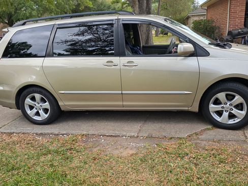 Used 2004 Toyota Sienna XLE Limited image 6