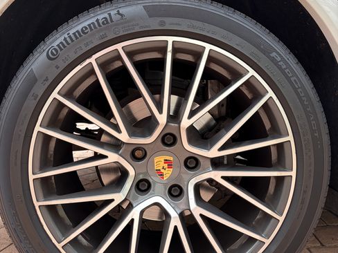 Used 2020 Porsche Cayenne AWD/4WD image 19