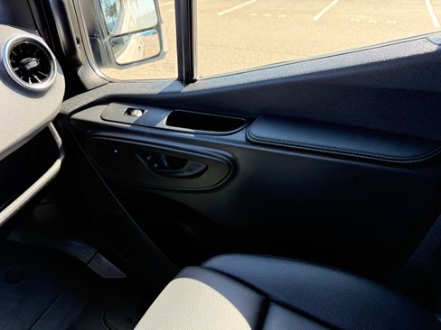 Used 2022 Mercedes-Benz Sprinter 2500 image 11