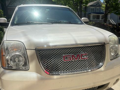 Used 2011 GMC Yukon Denali image 4