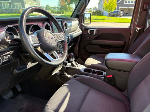 Used 2018 Jeep Wrangler Unlimited Sahara AWD/4WD image 8