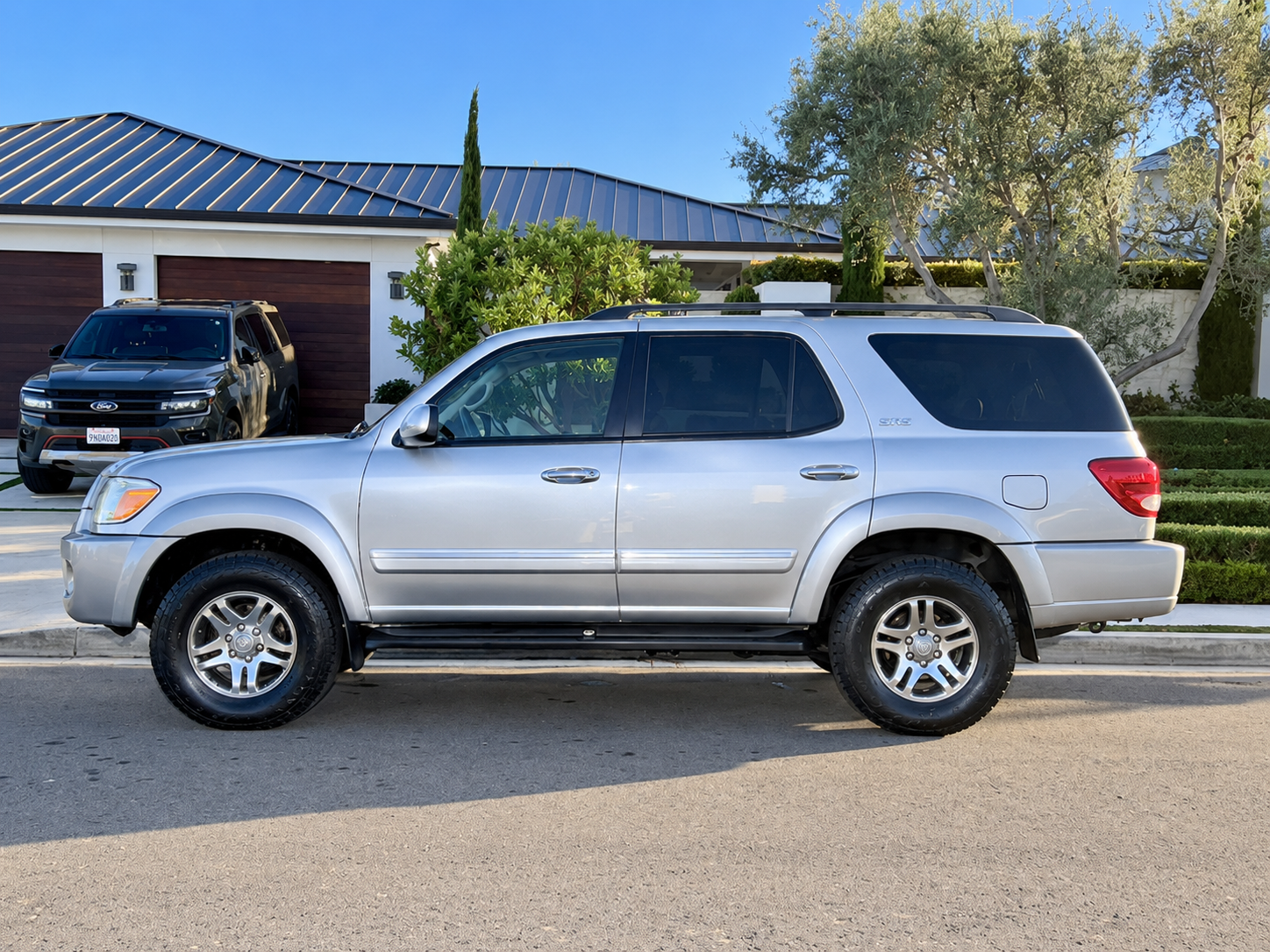 Used 2007 Toyota Sequoia SR5 w/ Towing Pkg RWD image 2