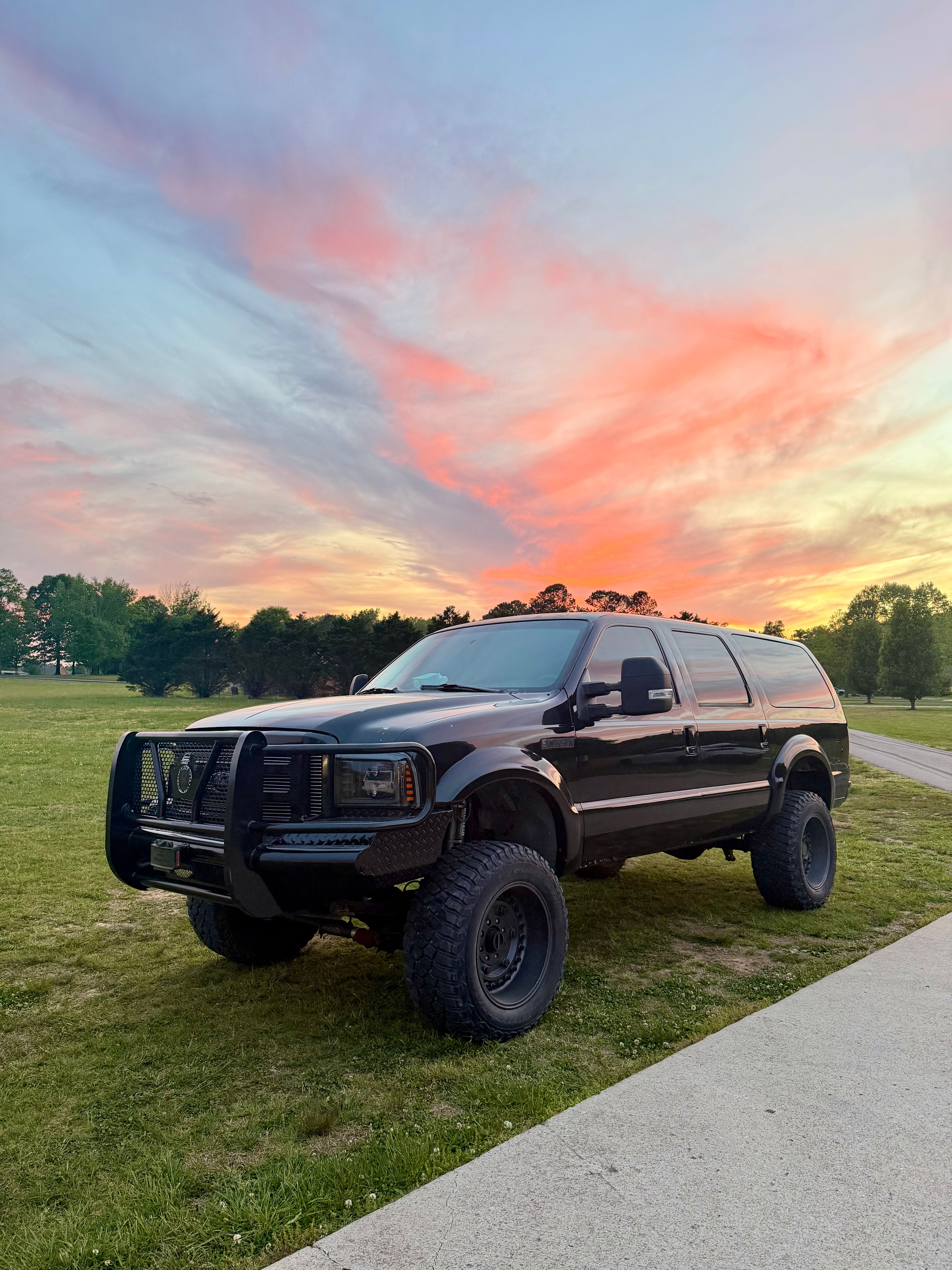 Used 2005 Ford Excursion XLT AWD/4WD image 4