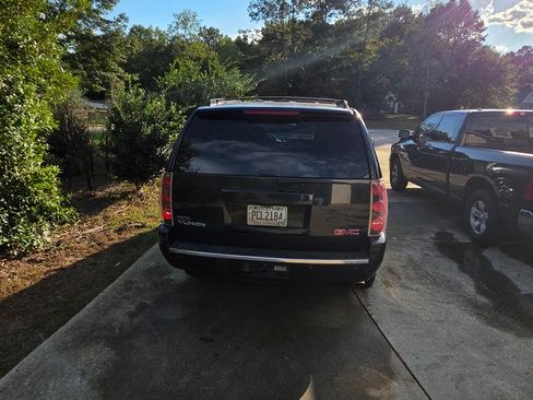 Used 2011 GMC Yukon Denali image 2