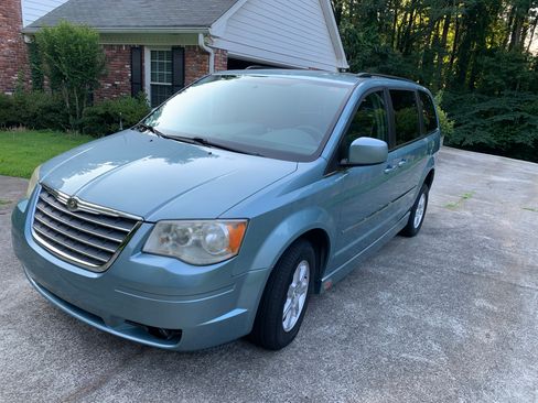 Used 2010 Chrysler Town & Country Touring image 2
