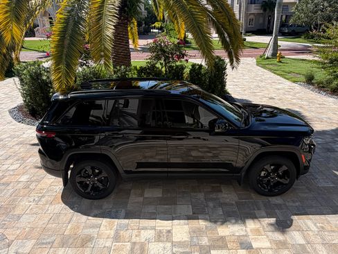 Used 2024 Jeep Grand Cherokee Limited w/ Black Appearance Package AWD/4WD image 1