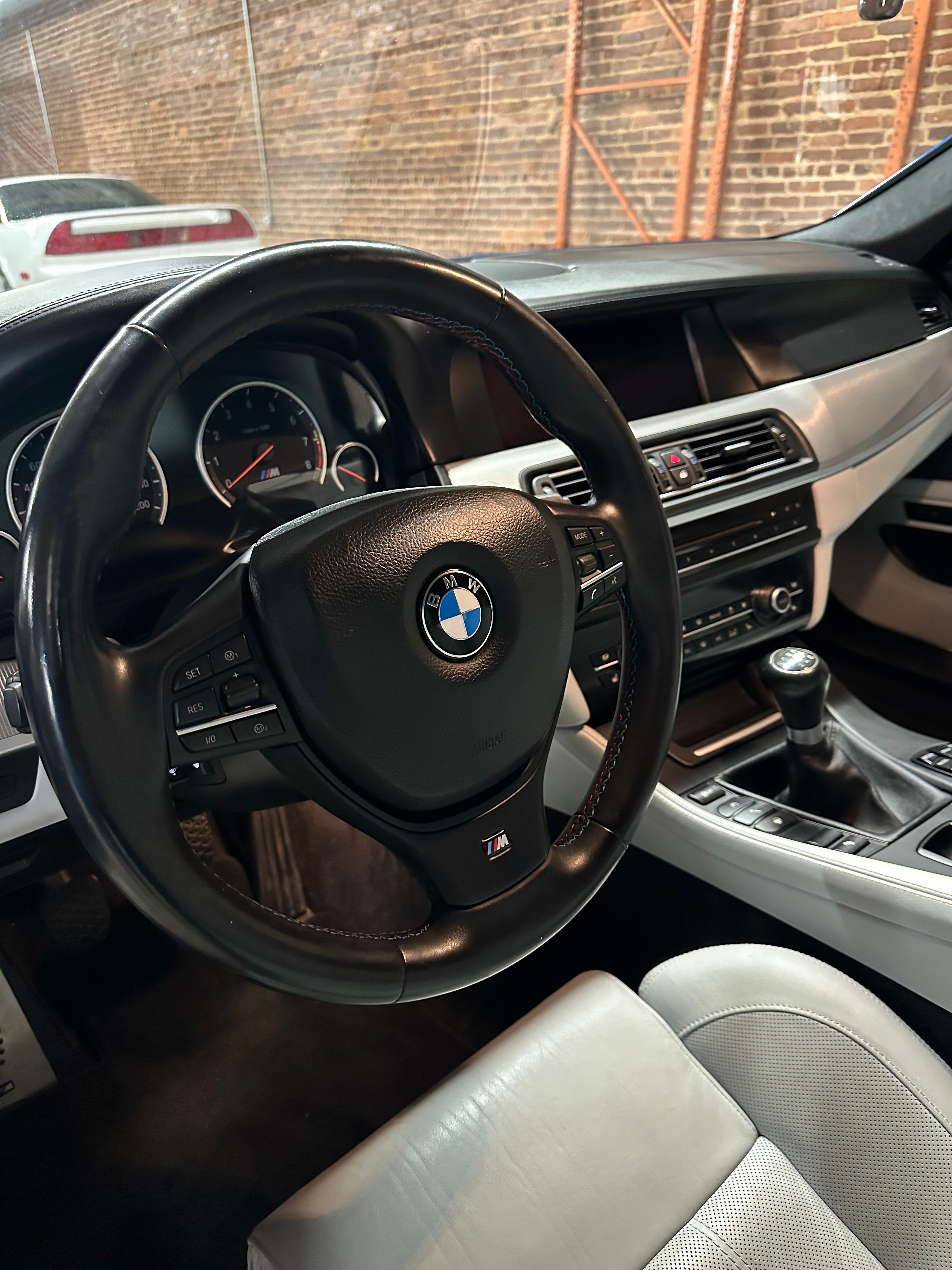 Used 2013 BMW M5 RWD image 1
