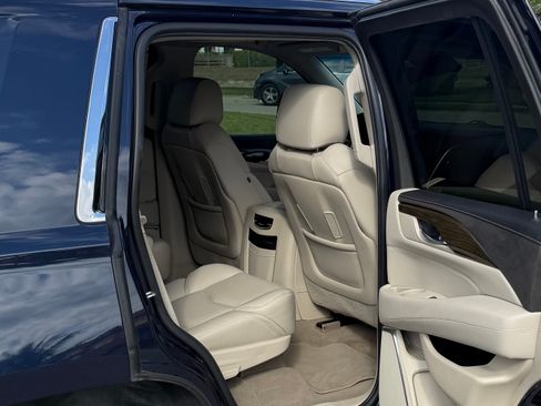 Used 2019 Cadillac Escalade Luxury image 17