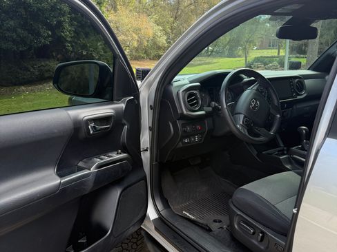 Used 2021 Toyota Tacoma TRD Off-Road w/ Technology Package image 12