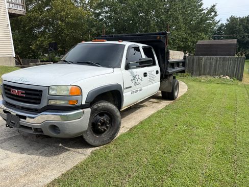 Used 2004 GMC Sierra 3500 W/T RWD image 2