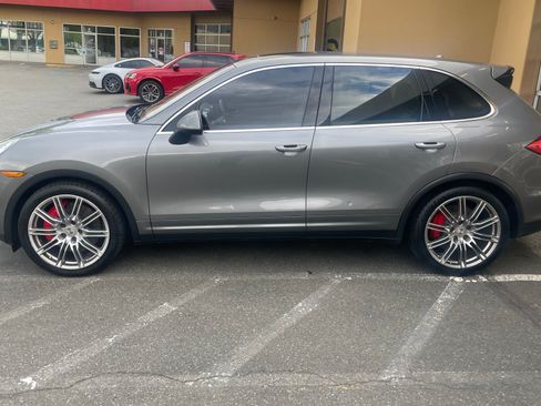 Used 2011 Porsche Cayenne Turbo AWD/4WD image 8
