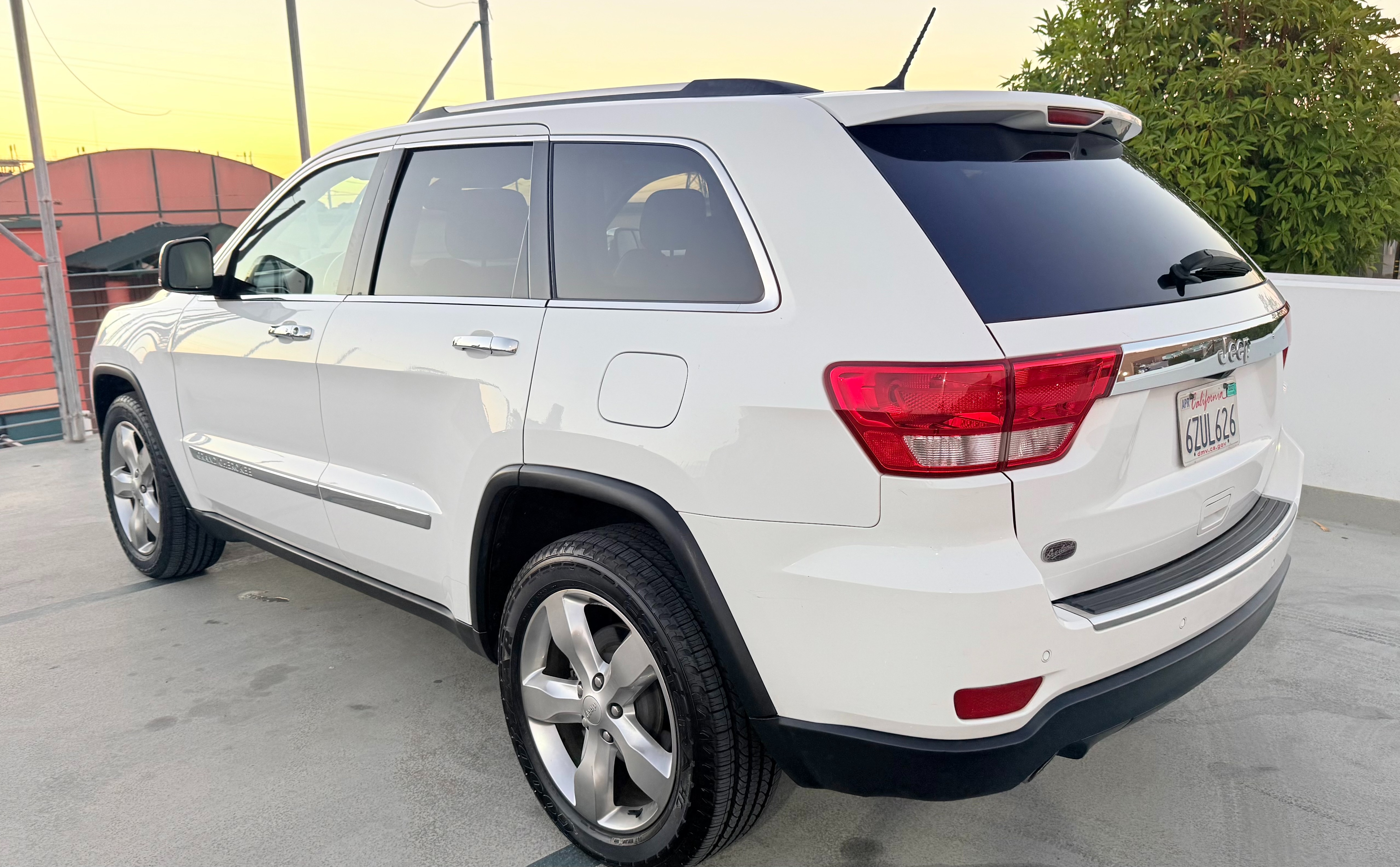 Used 2013 Jeep Grand Cherokee Overland w/ Advance Technology Group RWD image 1