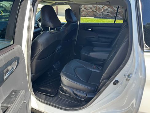Used 2020 Toyota Highlander XLE AWD/4WD image 6