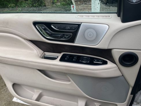 Used 2019 Lincoln Navigator Reserve AWD/4WD image 10