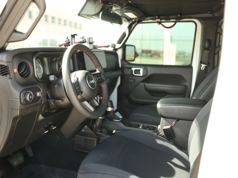 Used 2024 Jeep Wrangler Unlimited Rubicon w/ Capability Package image 13