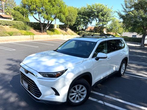 Used 2024 Toyota Grand Highlander XLE FWD image 1