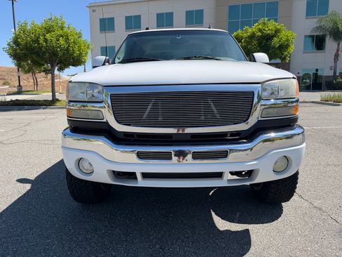 Used 2005 GMC Sierra 2500 SLT w/ Heavy-Duty Power Package RWD image 2