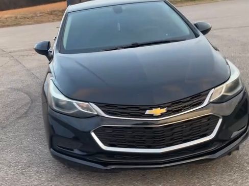 Used 2017 Chevrolet Cruze LT w/ Convenience Package image 4