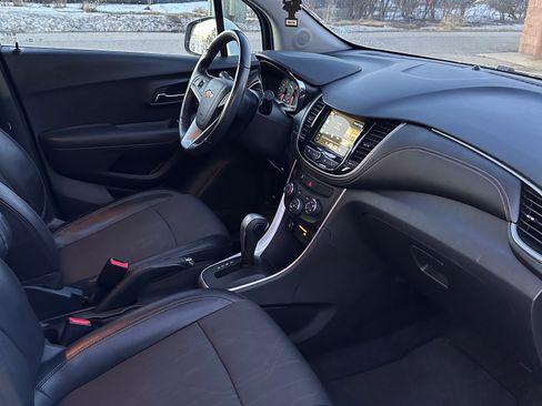 Used 2018 Chevrolet Trax LT w/ LT Convenience Package image 2