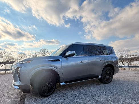 Used 2025 INFINITI QX80 Sensory image 10