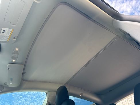 Used 2022 Tesla Model Y Performance image 10