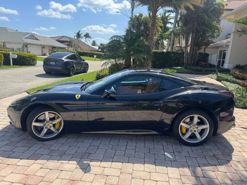 Used 2015 Ferrari California T image 15