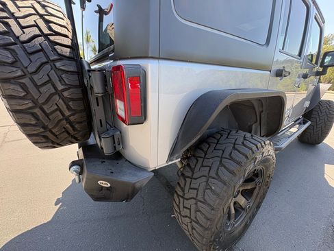 Used 2015 Jeep Wrangler Unlimited Rubicon w/ Connectivity Group AWD/4WD image 13