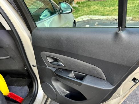 Used 2014 Chevrolet Cruze LT image 12