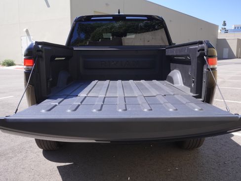 Used 2026 Rivian R1T Premium image 8