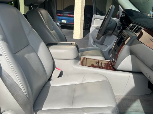 Used 2011 Chevrolet Avalanche LTZ image 11