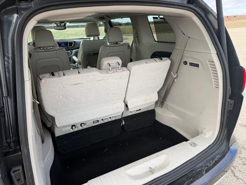 Used 2018 Chrysler Pacifica Limited w/ Tire & Wheel Group image 10