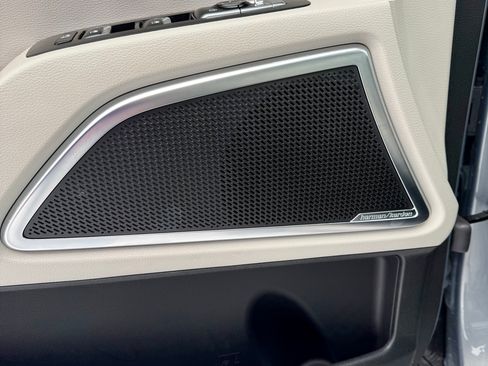 Used 2024 Kia Telluride SX Prestige w/ Towing Package image 8