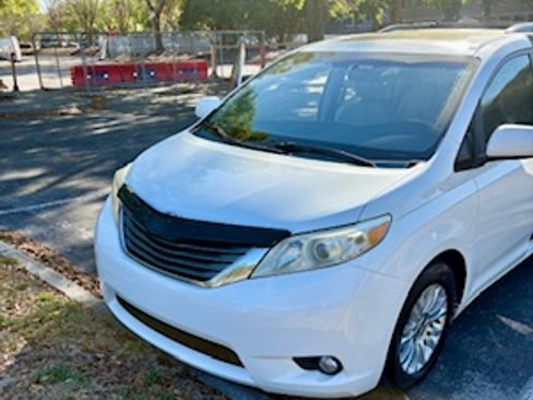 Used 2014 Toyota Sienna XLE image 5