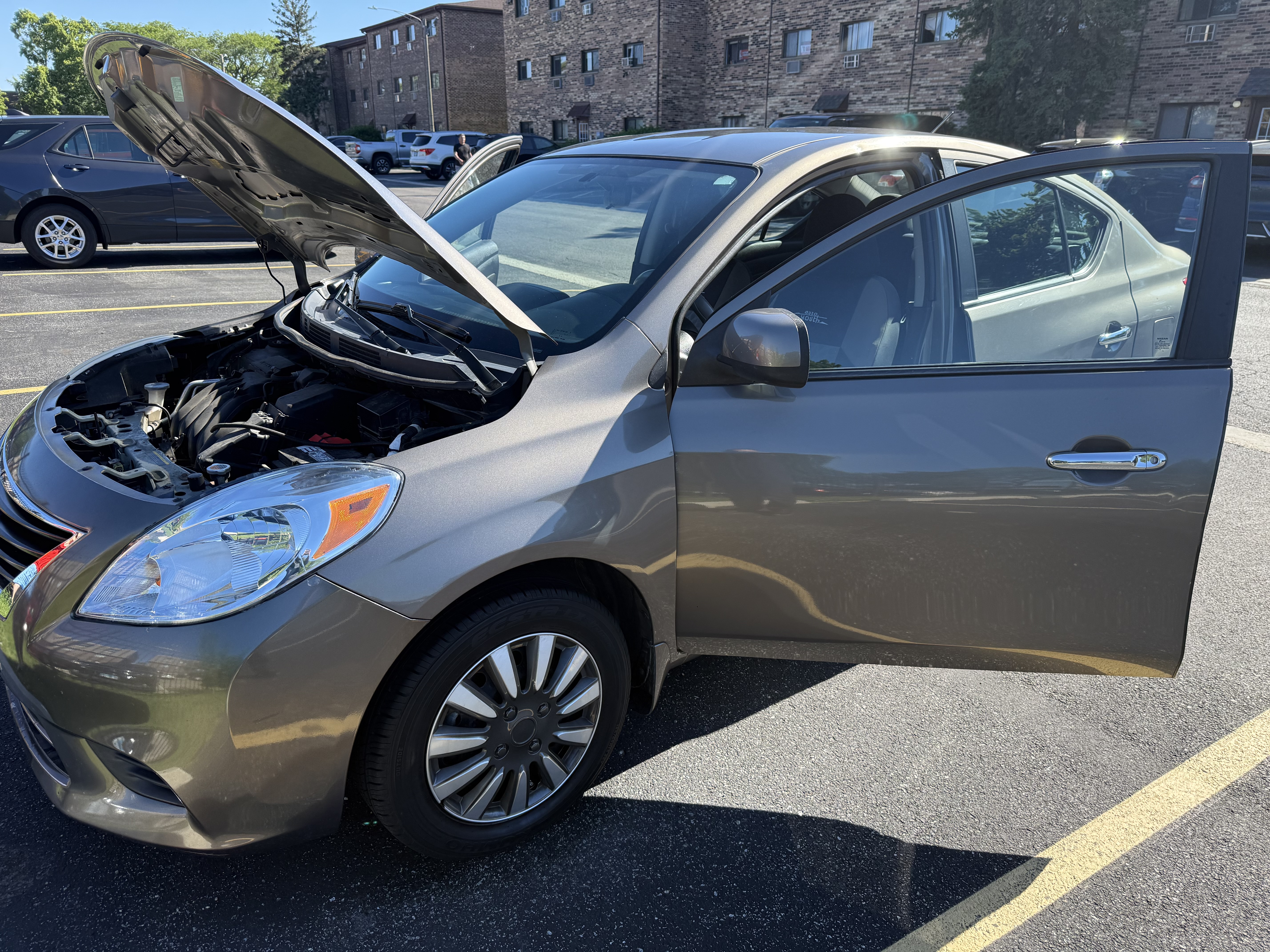 Used 2012 Nissan Versa SV FWD image 2