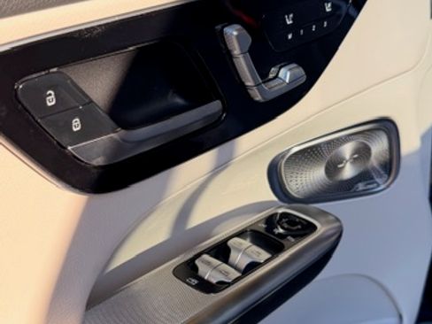 Used 2025 Mercedes-Benz GLC 300 4MATIC image 27