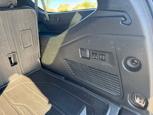 Used 2022 Chevrolet Suburban RST w/ Luxury Package image 28