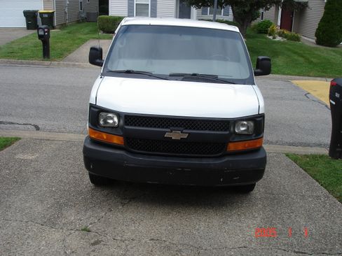 Used 2013 Chevrolet Express 2500 RWD image 1