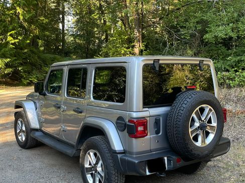Used 2018 Jeep Wrangler Unlimited Sahara AWD/4WD image 4