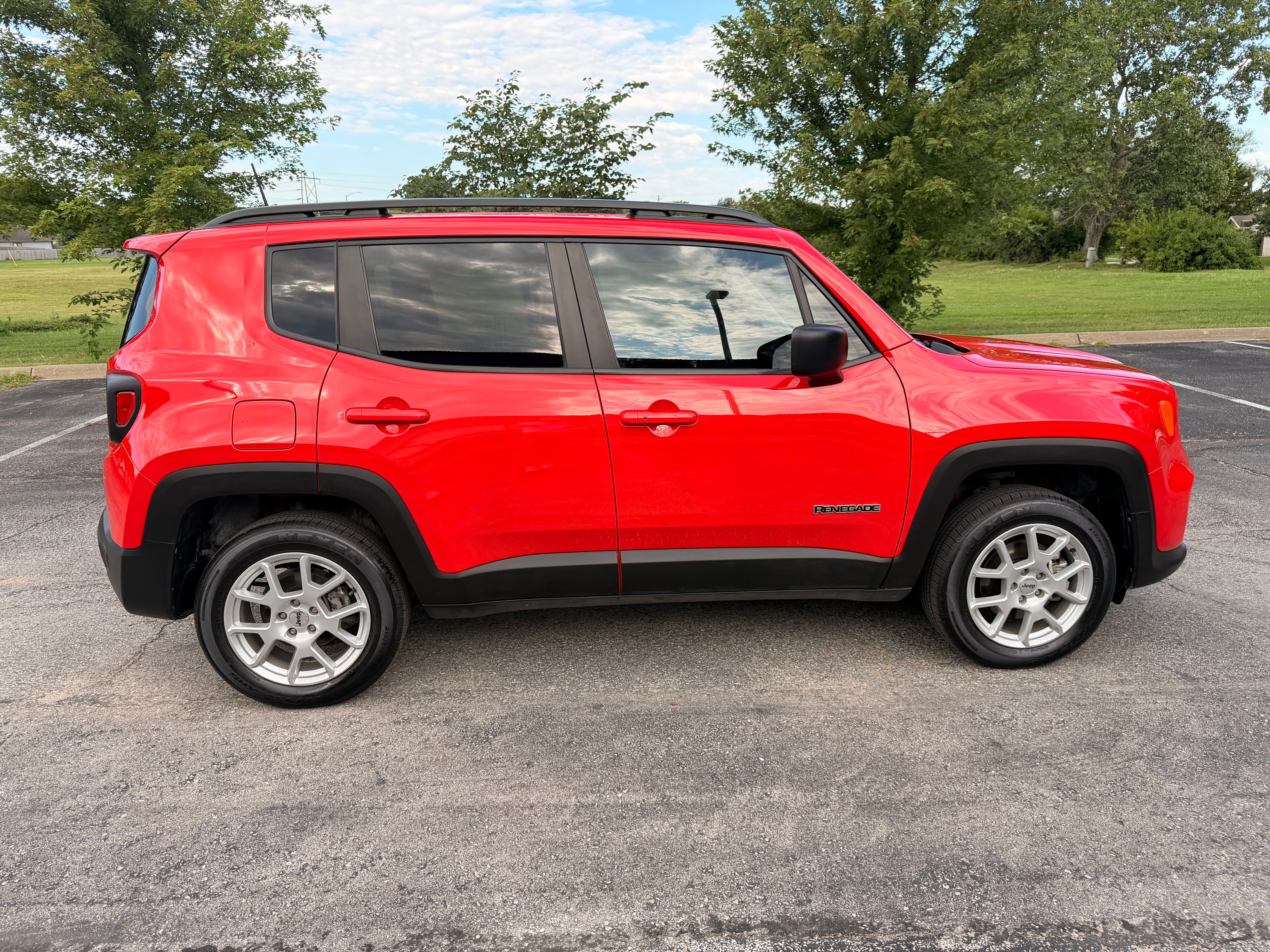 Used 2022 Jeep Renegade Latitude AWD/4WD image 5