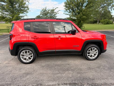 Used 2022 Jeep Renegade Latitude AWD/4WD image 5
