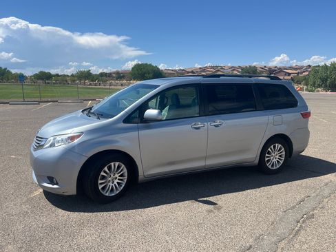 Used 2017 Toyota Sienna XLE FWD image 4