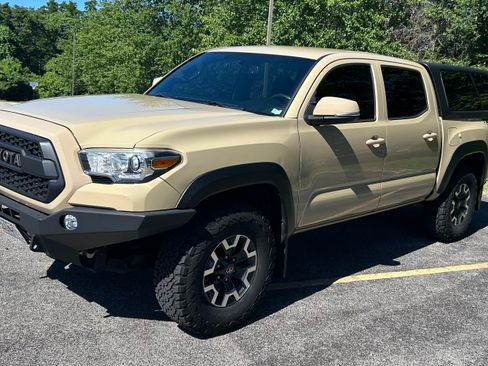 Used 2017 Toyota Tacoma TRD Off-Road w/ Tow Package (A/T) AWD/4WD image 2