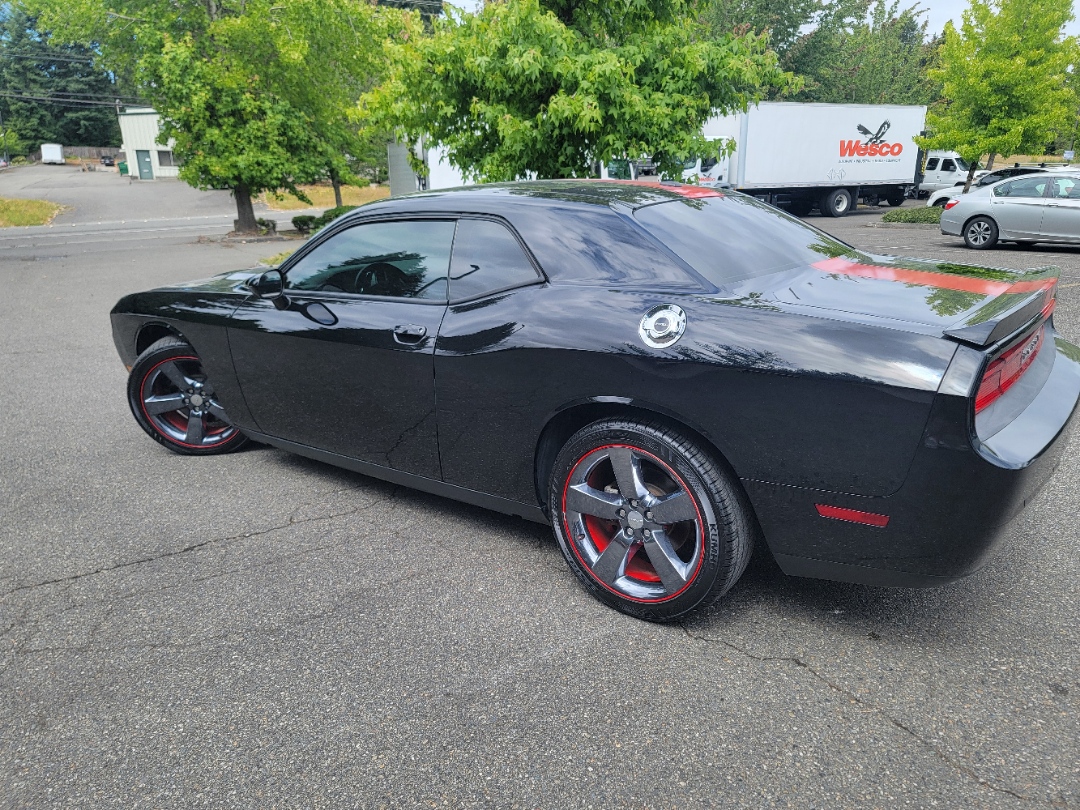 Used 2013 Dodge Challenger SXT RWD image 2