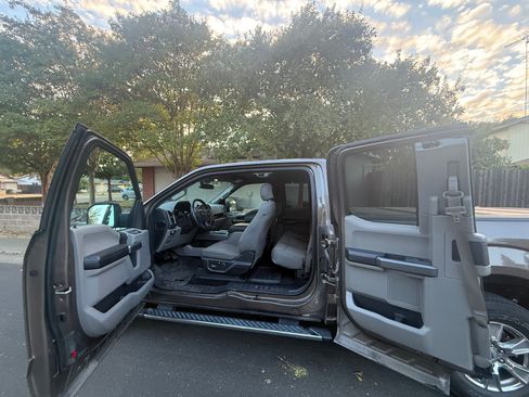 Used 2017 Ford F150 XLT w/ Equipment Group 302A Luxury AWD/4WD image 16