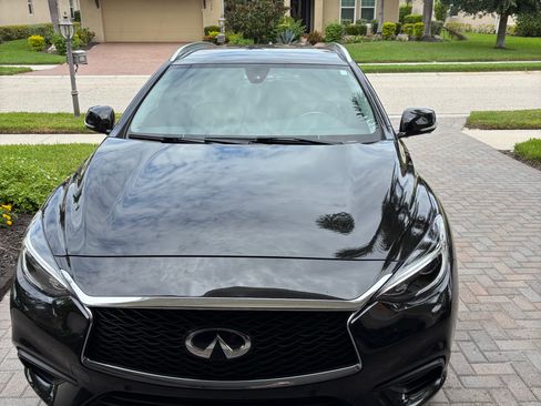 Used 2019 INFINITI QX30 w/ Navigation Package FWD image 2