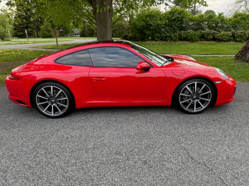 Used 2018 Porsche 911 Carrera RWD image 2