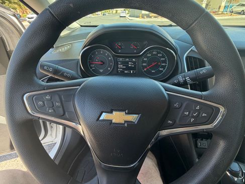 Used 2017 Chevrolet Cruze LT FWD image 10